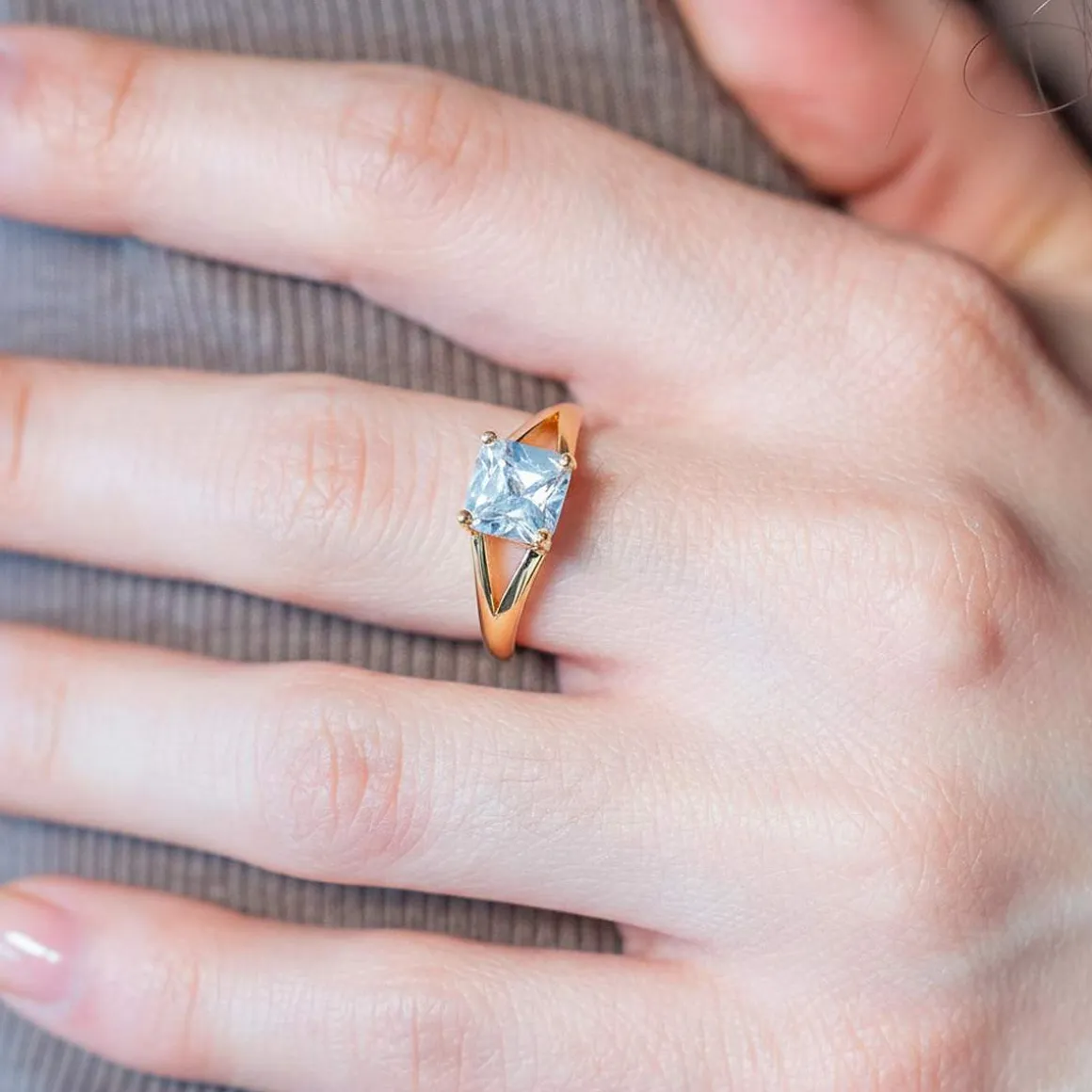 Bague plaqué or jaune et zirconias
