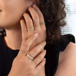 Bague plaqué or jaune perlée motif soleil et résine bleue