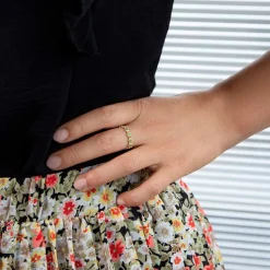 Bague plaqué or jaune perlée motif soleil et résine bleue