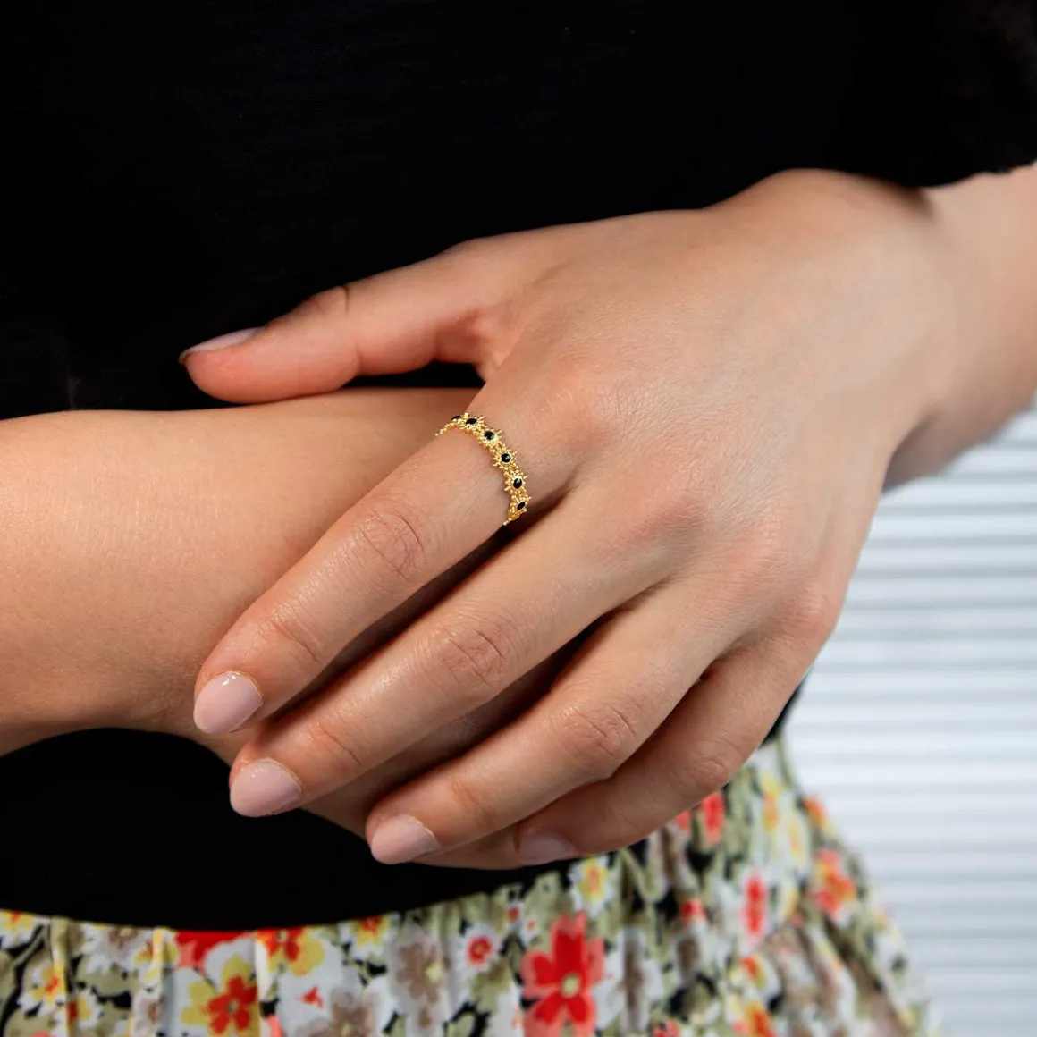 Bague plaqué or jaune perlée motif soleil et résine noire