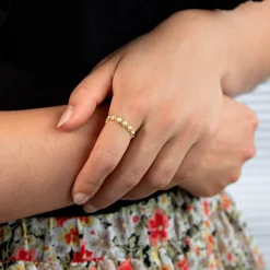 Bague plaqué or jaune perlée motif soleil et résine blanche