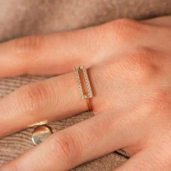 Bague plaqué or motif rectangle serti de zirconias.