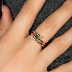 Bague plaqué or pierre synthétique verte et zirconias.