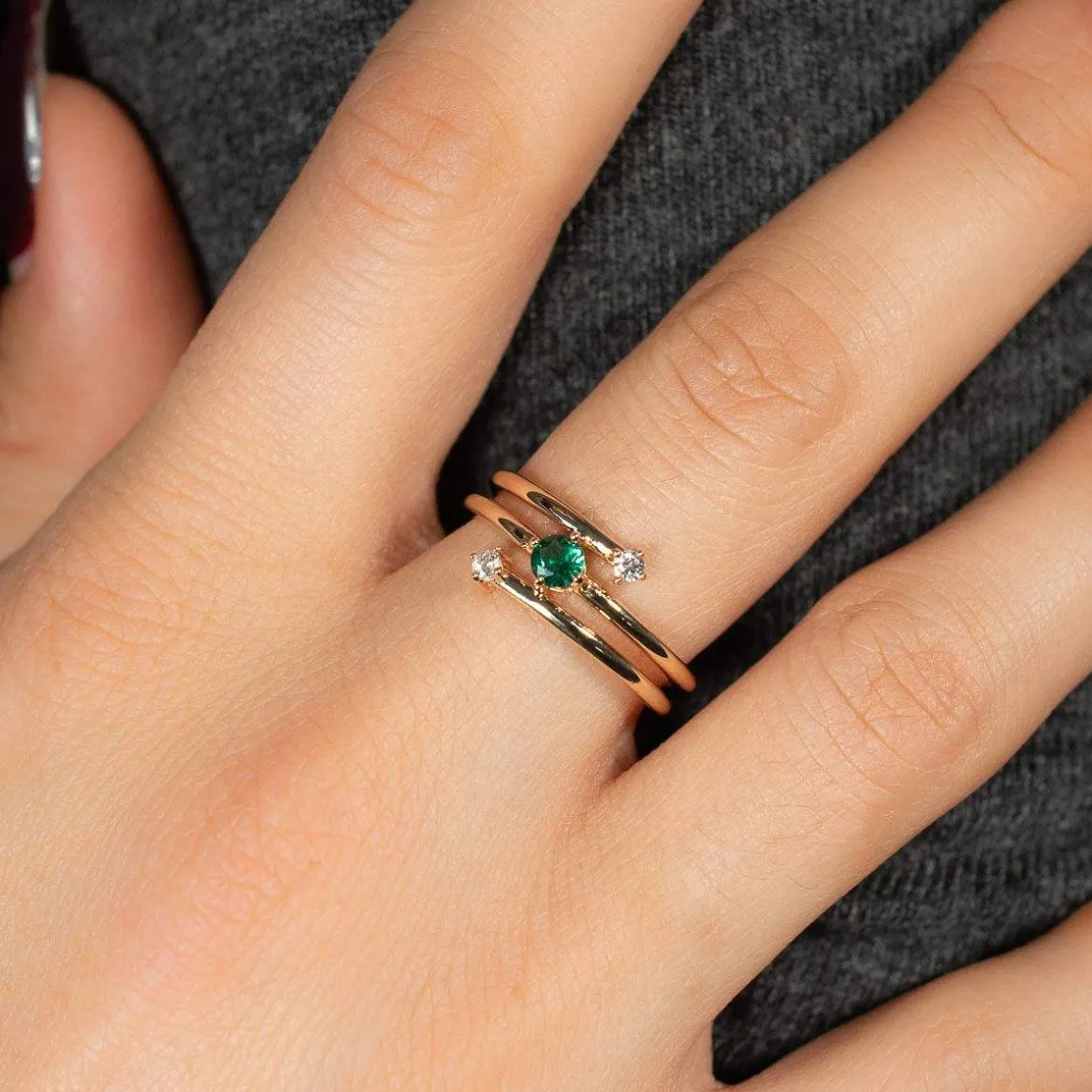 Bague plaqué or pierre synthétique verte et zirconias.