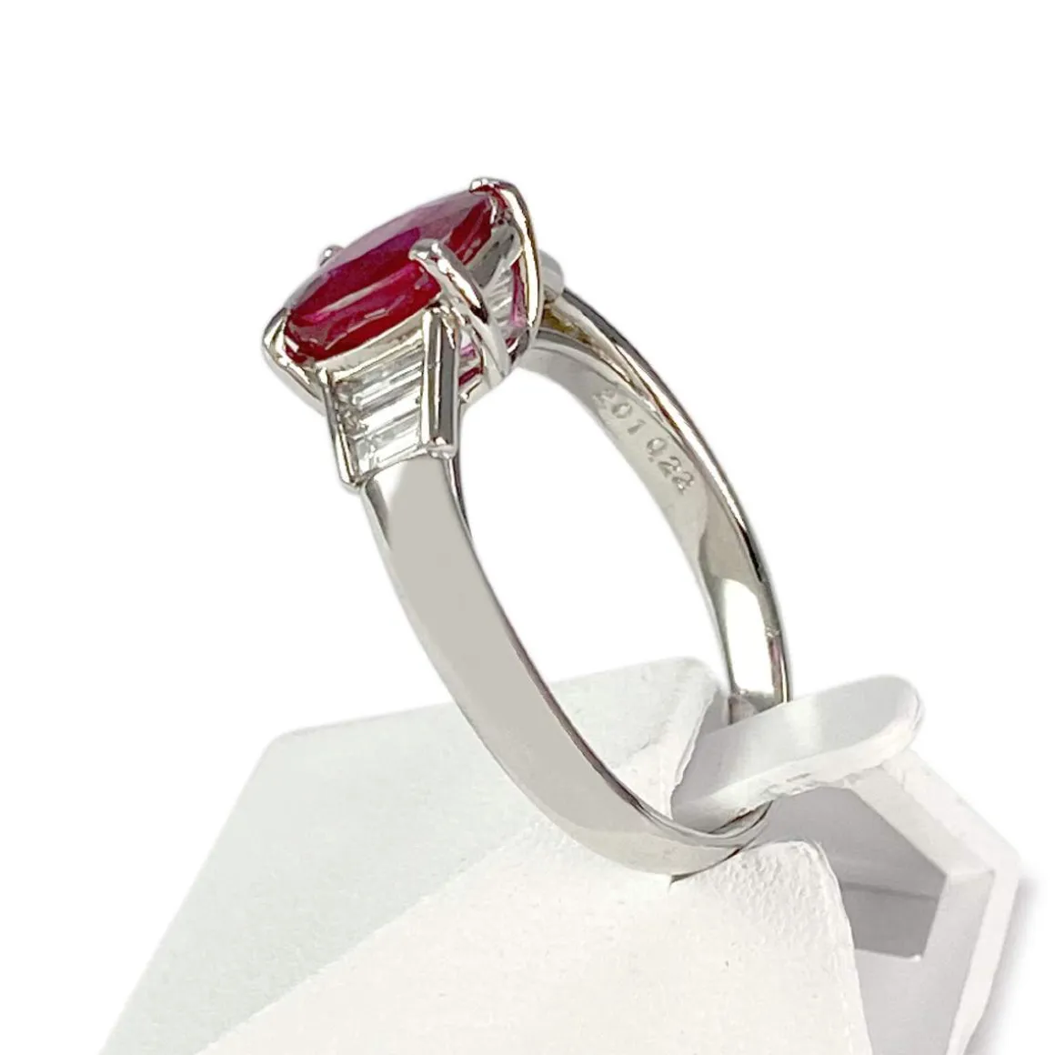 Bague Vintage d'occasion or 750 blanc diamants rubis Mozambique non chauffé