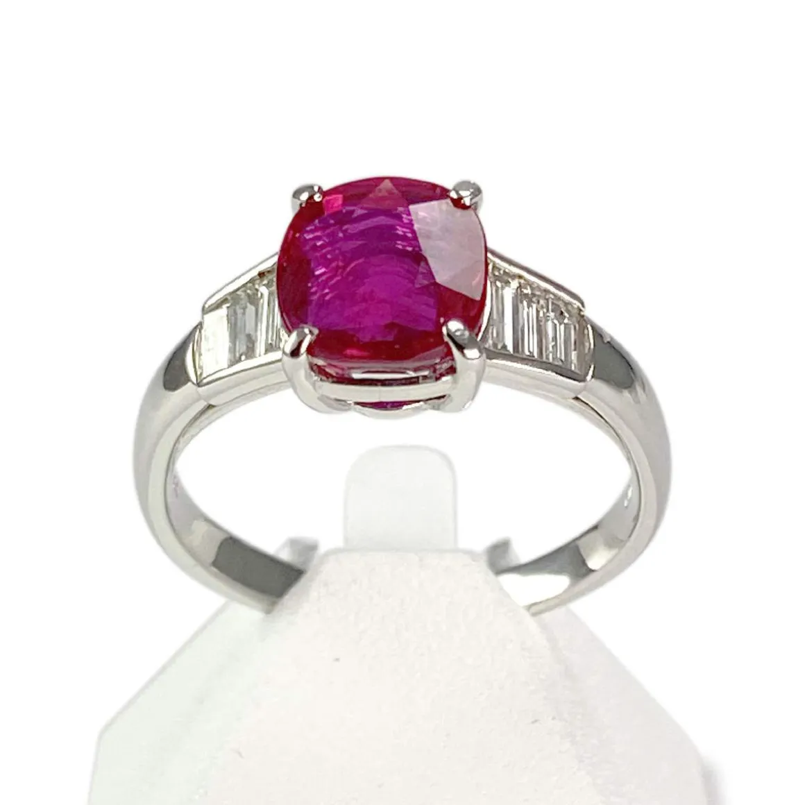 Bague Vintage d'occasion or 750 blanc diamants rubis Mozambique non chauffé