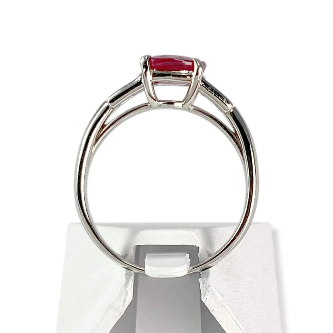 Bague Vintage d'occasion or 750 blanc diamants rubis Mozambique non chauffé