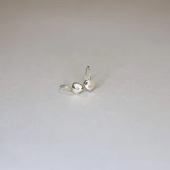 Boucles d'oreilles brisures or jaune 375 zirconias. Motif coeur.