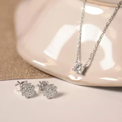 Boucles d'oreilles or 750 blanc fleurs diamants synthétiques 0,50 carat