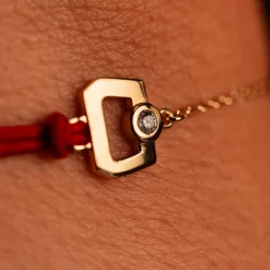 Bracelet boucle chaine or 750 jaune diamant et cordon rouge 18cm