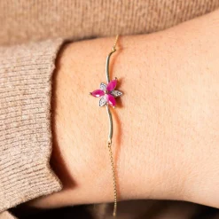 Bracelet or 375 2tons fleur rubis et diamants 18cm
