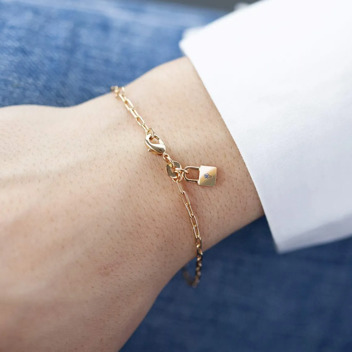 Bracelet plaqué or jaune motif cadenas zirconia 18 cm
