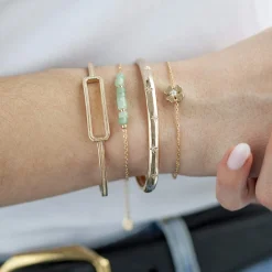 Bracelet plaqué or jaune, motif étoile zirconias. Diamètre 58 mm.