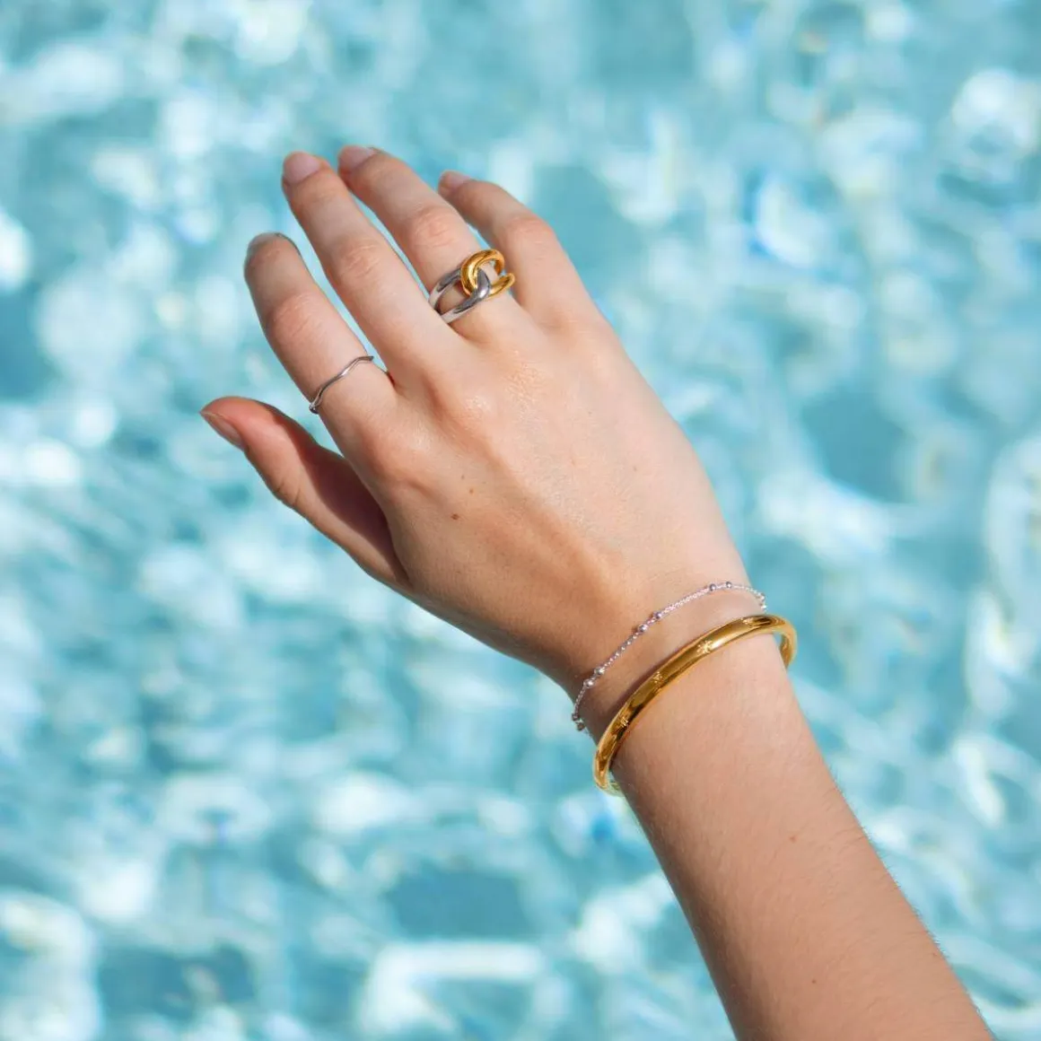 Bracelet plaqué or jaune, motif étoile zirconias. Diamètre 58 mm.
