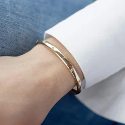Bracelet plaqué or jaune, motif étoile zirconias. Diamètre 58 mm.