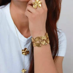 Bracelet rigide acier jaune motifs fleurs 60mm