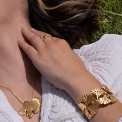 Collier acier jaune motif fleur 55cm