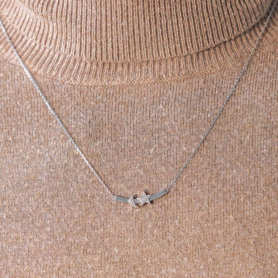 Collier or 375 blanc diamants, motif étoile et lune 45 cm