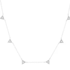 Collier or blanc 375, motif triangle, diamants. Longueur 45 cm.