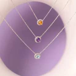 Collier or 375 blanc topaze traitée sky blue et zirconias 45cm