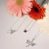 Collier or jaune 375, saphirs, motif papillon. Longueur 42 cm.