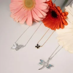 Collier or jaune 375, saphirs, motif papillon. Longueur 42 cm.