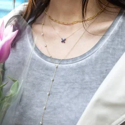 Collier or jaune 375, saphirs, motif papillon. Longueur 42 cm.