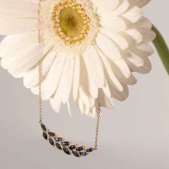 Collier or 375 2 tons feuille de laurier saphirs et diamants 45 cm