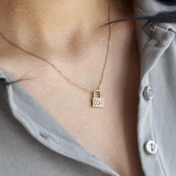 Collier plaqué or jaune, motif cadenas zirconia 45 cm