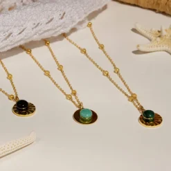 Collier plaqué or médaille ciselée et pampille malachite 48 cm