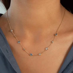 Collier plaqué or pierres synthétiques bleues et zirconias 45cm