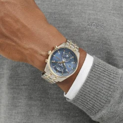 Montre BOSS Skytraveller homme cadran bleu bracelet acier doré et gris