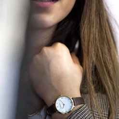 Montre femme doré jaune bracelet synthétique marron