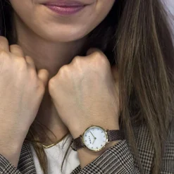 Montre femme doré jaune bracelet synthétique marron