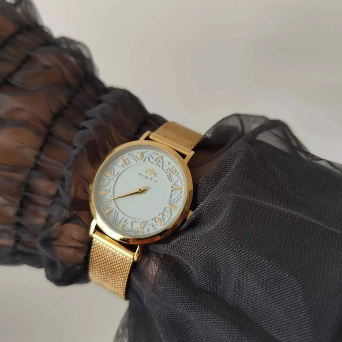 Montre MATY femme, bracelet acier inoxydable doré