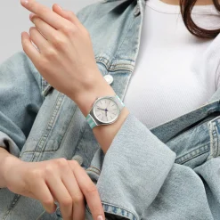 Montre SWATCH Essentials femme, boitier gris, cadran gris, bracelet silicone vert