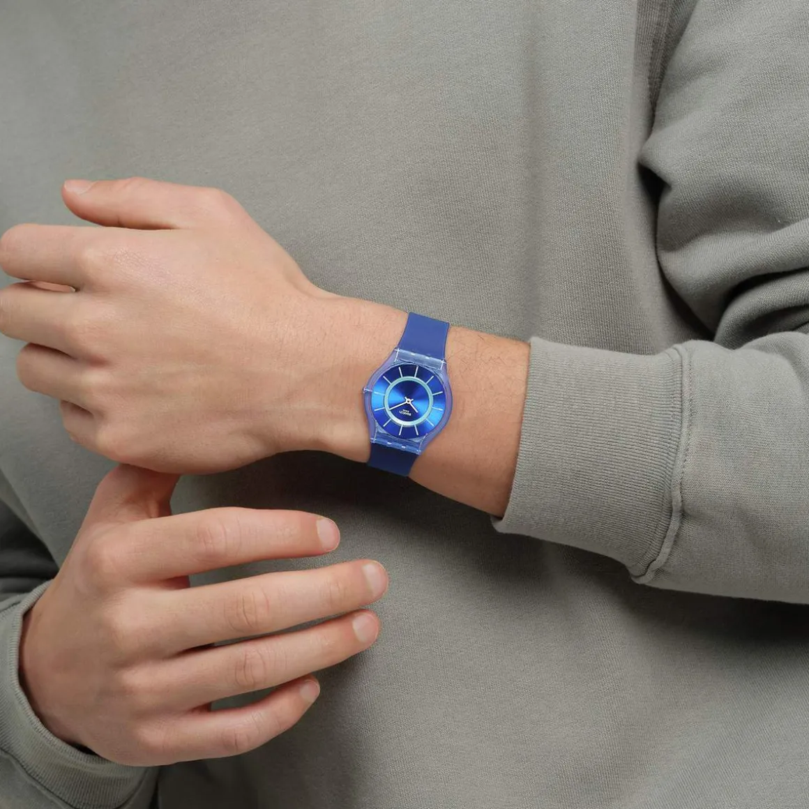Montre SWATCH essentials mixte cadran bleu bracelet silicone bleu