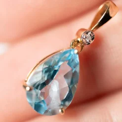 Pendentif or 375 2 tons topaze bleue traitée taille poire et diamant