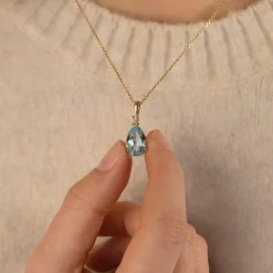 Pendentif or 375 2 tons topaze bleue traitée taille poire et diamant