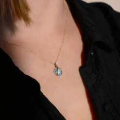 Pendentif or 375 2 tons topaze bleue traitée forme de coeur